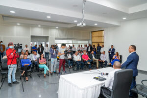 Milton Morrison se reúne con banilejos para tratar facturación y avances del proyecto de rehabilitación de redes