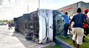 Piden un año de prisión preventiva contra conductor de autobús accidentando en Bávaro; dio positivo a cocaína
