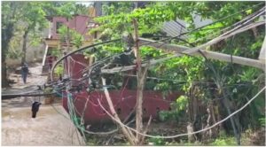 Comunitarios temen poste eléctrico en el suelo puede terminar en tragedia