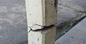 Denuncian poste del tendido eléctrico y telefónico a punto de caer en Los Guaricanos