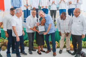 Presidente Abinader beneficia once mil personas con entrega de  2,765 certificados de títulos de viviendas y solares en Los Alcarrizos