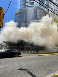Reportan incendio en restaurante Applebee's