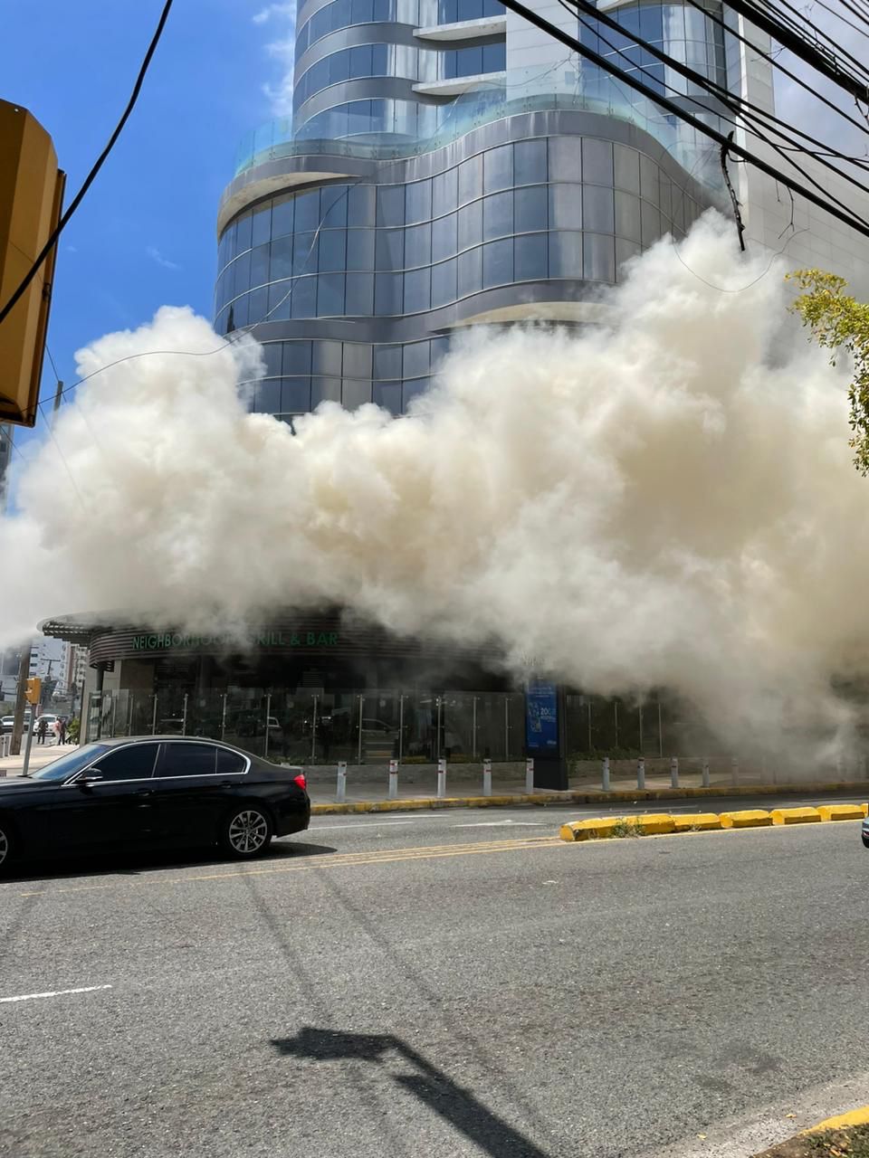Reportan incendio en restaurante Applebee's