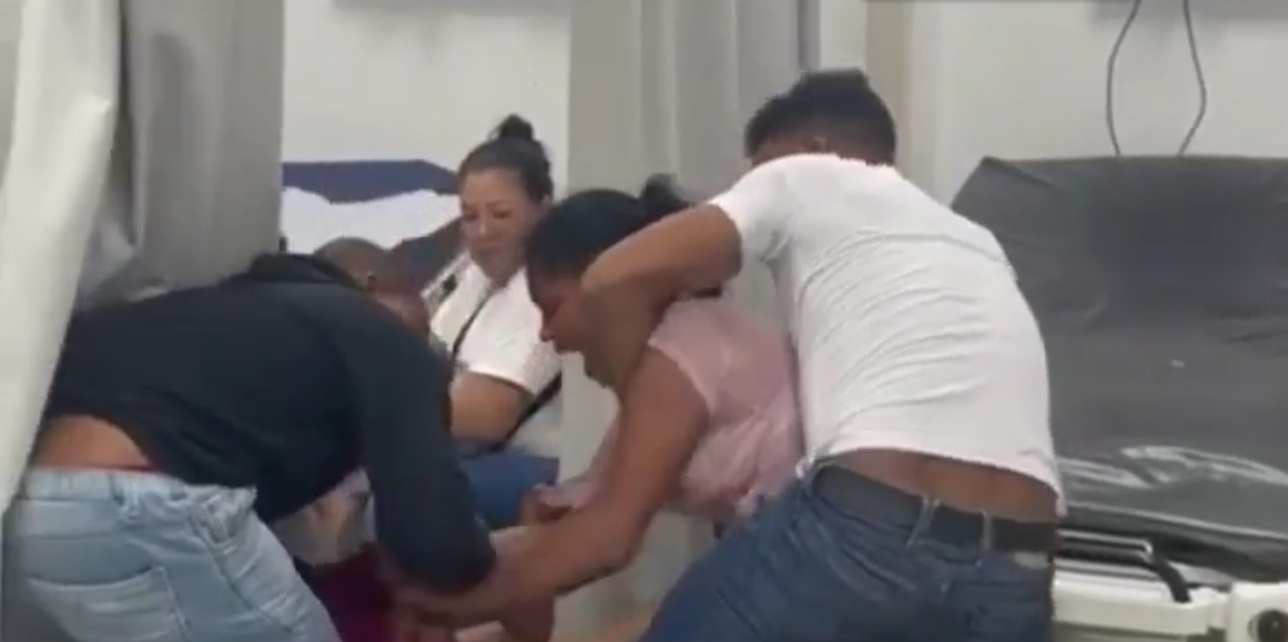 Pelea de mujeres en una sala de emergencia: "Yo confié en ti"