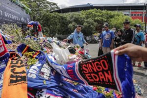 Suben a 131 los muertos por la tragedia en un estadio de fútbol en Indonesia