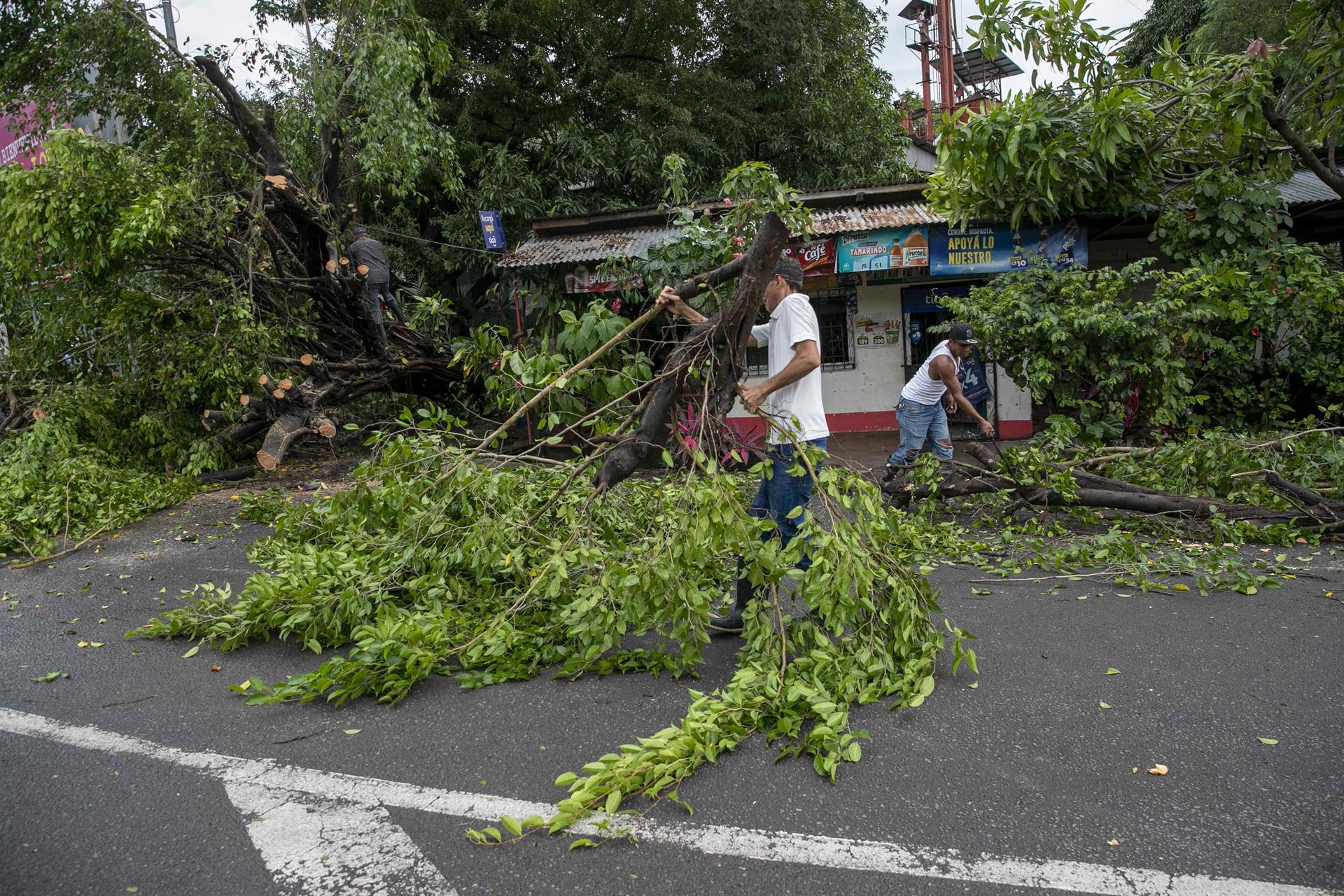 Suben a 14 los muertos por Julia en Centroamérica, donde siguen las evacuaciones