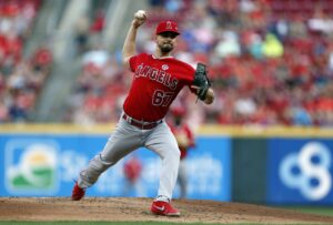 Cole y Smith también relevarán para los Leones 