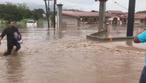 Tres muertos por desbordamiento de un río en Maracay de Venezuela