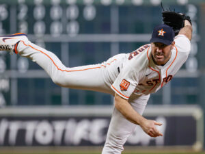 Verlander se luce y los Astros vencen a los Yankees en el inicio de Serie de Campeonato