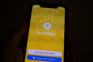 Nueva inteligencia artificial de Bumble detecta desnudos y contenido inapropiado en conversaciones
