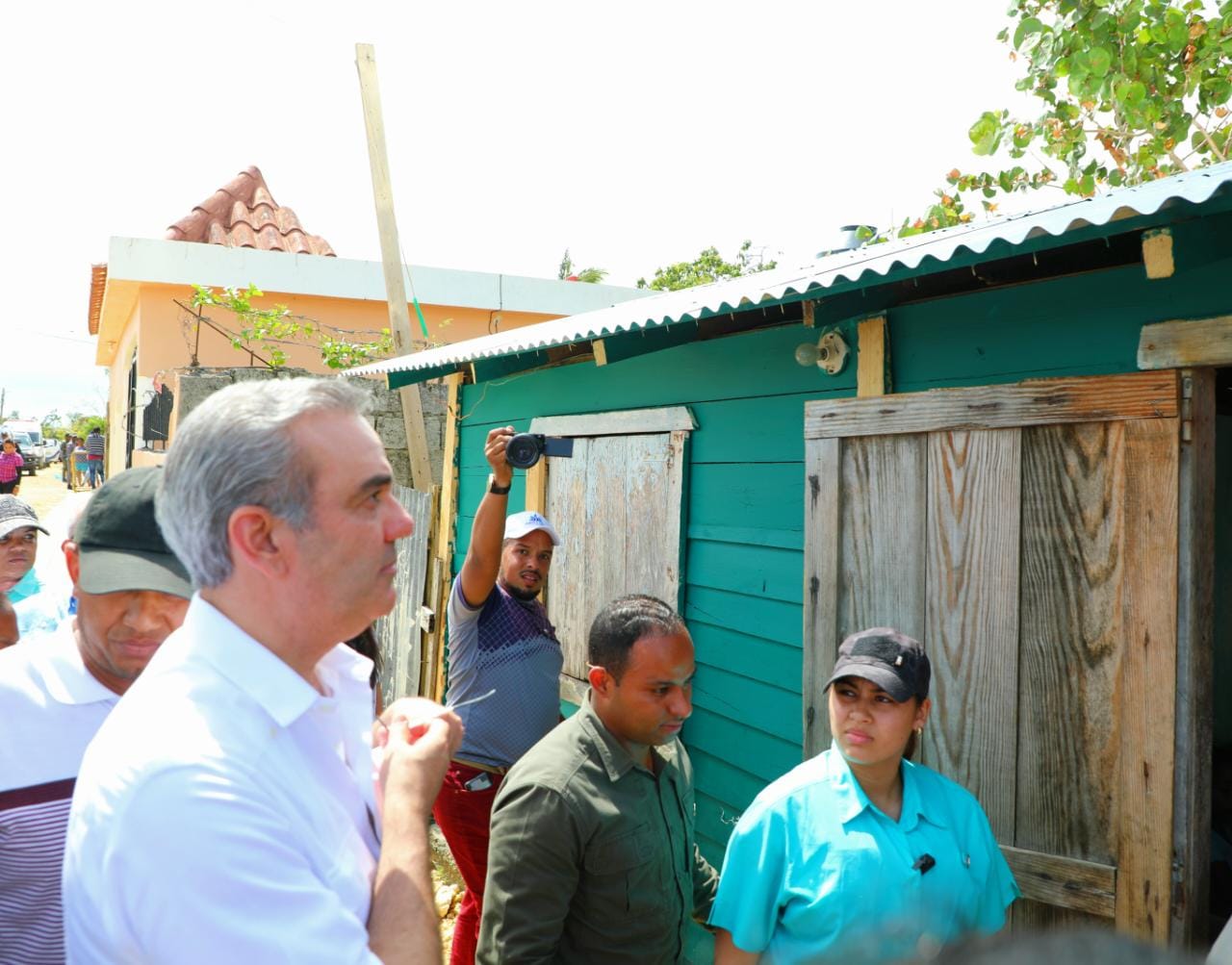 Abinader exhorta a identificar terrenos seguros para reconstrucción viviendas destruidas por Fiona