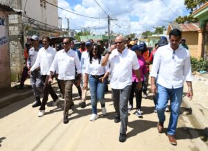 Deligne Ascención supervisa trabajos del MOPC en el barrio la Florida