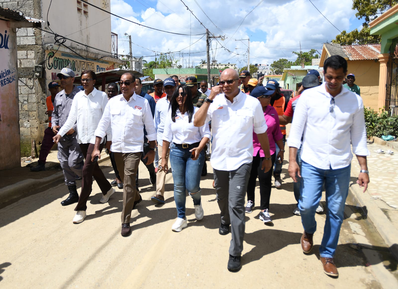 Deligne Ascención supervisa trabajos del MOPC en el barrio la Florida