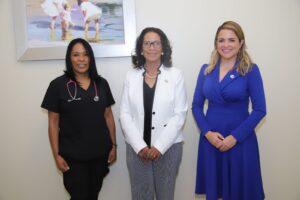 Presidenta Ejecutiva del Conani visita niña que salió de Unidad de Cuidados Intensivos