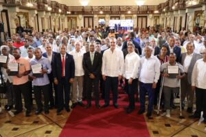 Presidente Abinader entrega ayuda directa a 360 productores afectados por huracán Fiona