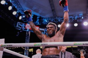 El nuevo campeón mundial de boxeo de RD Carlos 