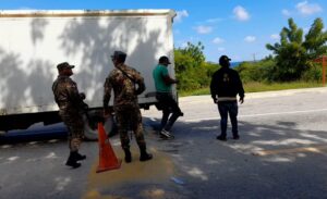 DNCD apresa dos hombres con 82 paquetes presumiblemente cocaína en Barahona