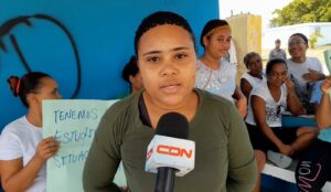 Barahona: estudiantes protestan en demanda de autobús