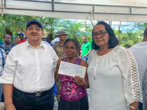 Ministerio de Agricultura entrega cheques a parceleros y productores en Hato Mayor