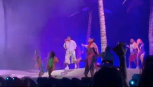 Bad Bunny pone gozar a sus fanáticos en su espero concierto en el Estadio Olímpico Félix 