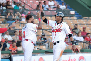 Mejía y ofensiva escarlata dan victoria 9-3 sobre Toros