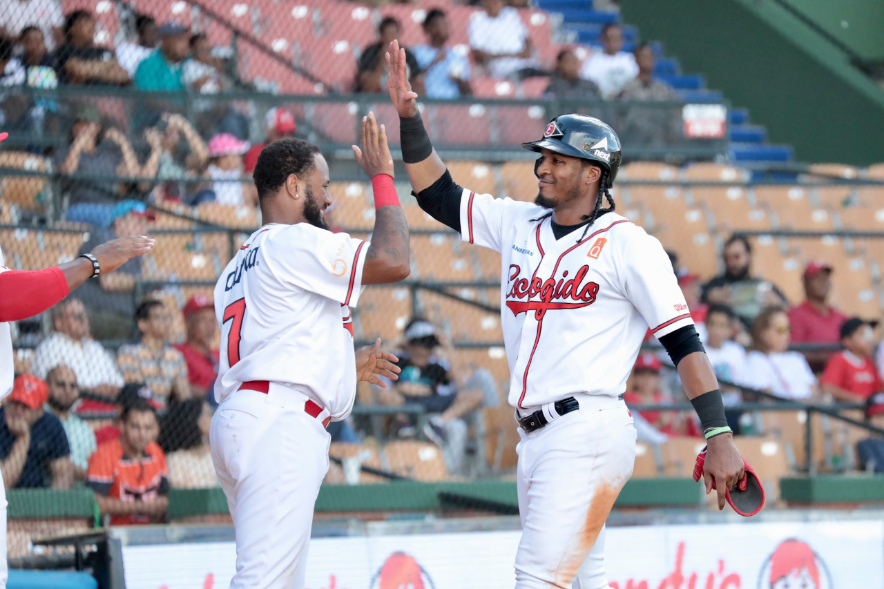Mejía y ofensiva escarlata dan victoria 9-3 sobre Toros
