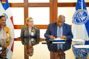 Servidores universitarios podrán acceder al préstamo Empleado Feliz