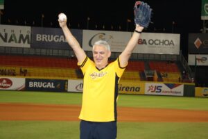 Reconocido urólogo, oncólogo y cirujano robótico norteamericano lanza primera bola hoy en Estadio Cibao 