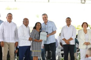 Presidente Abinader entrega 1,060 títulos de propiedad en Barahona