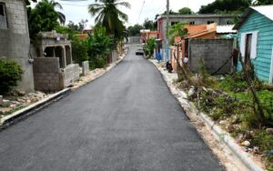 Abinader supervisa obras que ejecuta el MOPC en Barahona