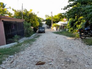 Denuncian asfaltan calles en Valle Encantado solo donde pasará Abinader