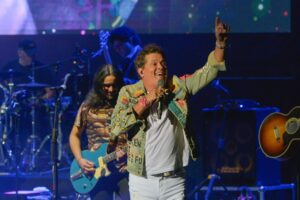 Carlos Vives homenajea al maestro del merengue Johnny Ventura en un nuevo video
