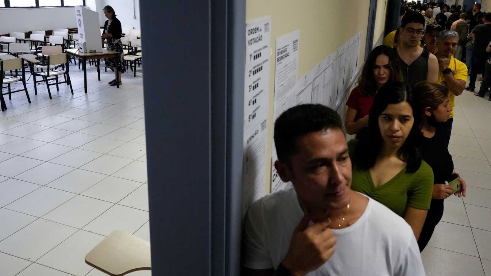 Abren los colegios electorales en Brasil para las presidenciales