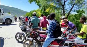 Ciudadanos haitianos se aglomeran para abastecerse de combustible en Jimaní 