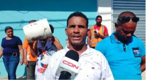 Moradores de El Factor realizan protesta frente a la oficina de INAPA en reclamo de agua