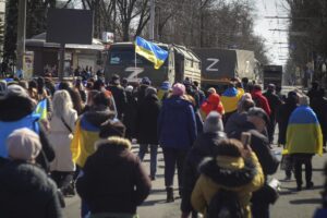 Rusia anuncia retiro de tropas de una ciudad clave de Ucrania 