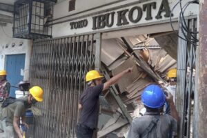 Aumentan a 163 los  muertos en Indonesia por un sismo 