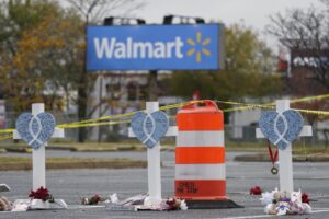 Empleada que sobrevivió a tiroteo demanda a Walmart 