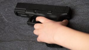 Fallece niño de dos años tras dispararse por accidente con la pistola de su padre 