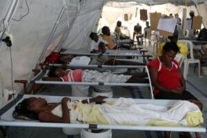 Varias personas con cólera son atendidas en el Centro de Tratamiento de Cólera de Médicos Sin Fronteras, en Puerto Príncipe (Haití), en una fotografía de archivo. EFE/Orlando Barría