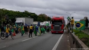 Bolsonaro apoya protestas de seguidores, pero pide liberar carreteras 