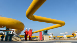 Catar firma con China el contrato de gas natural licuado más largo de la historia 
