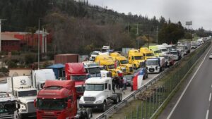 Camioneros chilenos suman una semana de paro sin avances en la negociación
