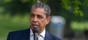Adriano Espaillat gana reelección como congresista de Nueva York