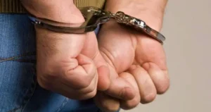 Apresan a uno de varios individuos que se observan atracando mensajero en Santiago  