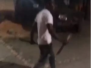 Momento de la noche en que hombre ultimado en Arenoso desafió a la Policía
