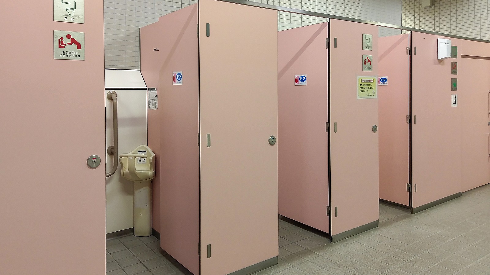 Masacró a hombre porque interrumpió su intimidad en baño público