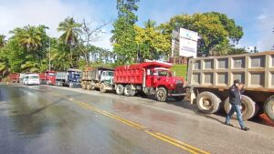 Camioneros dan 24 horas a Medio Ambiente para que permita despachar materiales