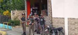 Fuertes enfrentamientos entre manifestantes y policías en paro laboral en Salcedo