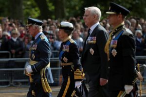 Carlos III pide cambiar la ley para que sus hermanos puedan sustituirle